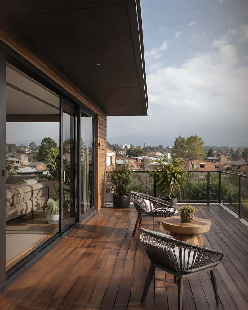 Terraza con deck de madera y vista a la ciudad