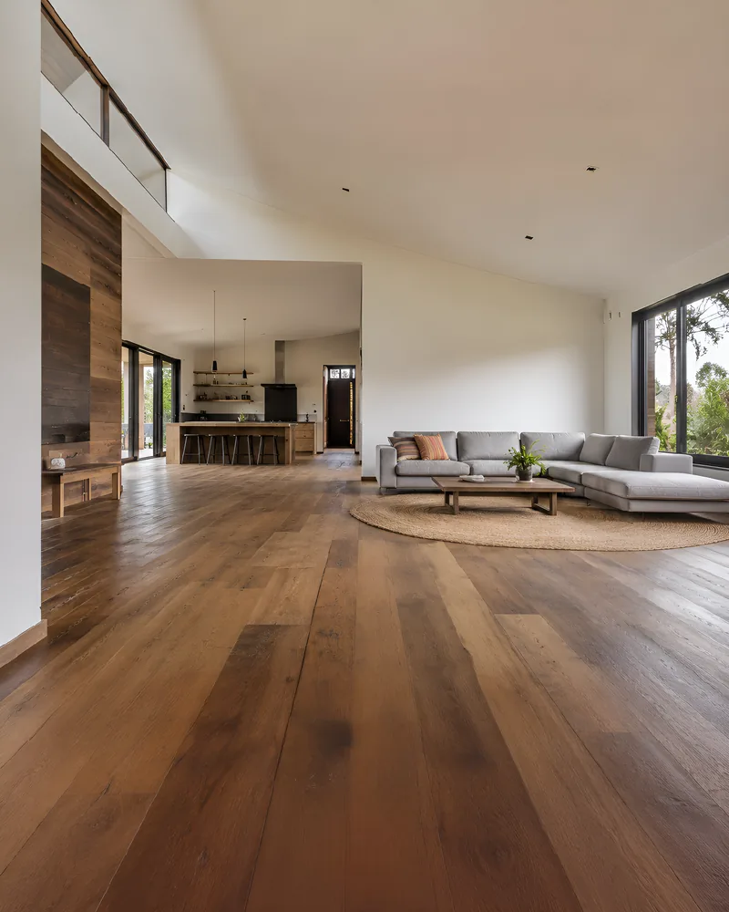 Sala amplia con piso de madera en instalación lineal