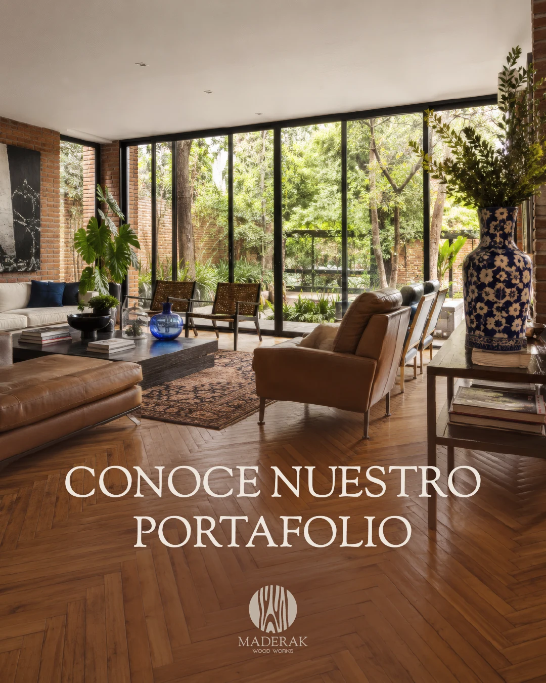 Conozca nuestro portafolio: sala con piso de madera en espiga